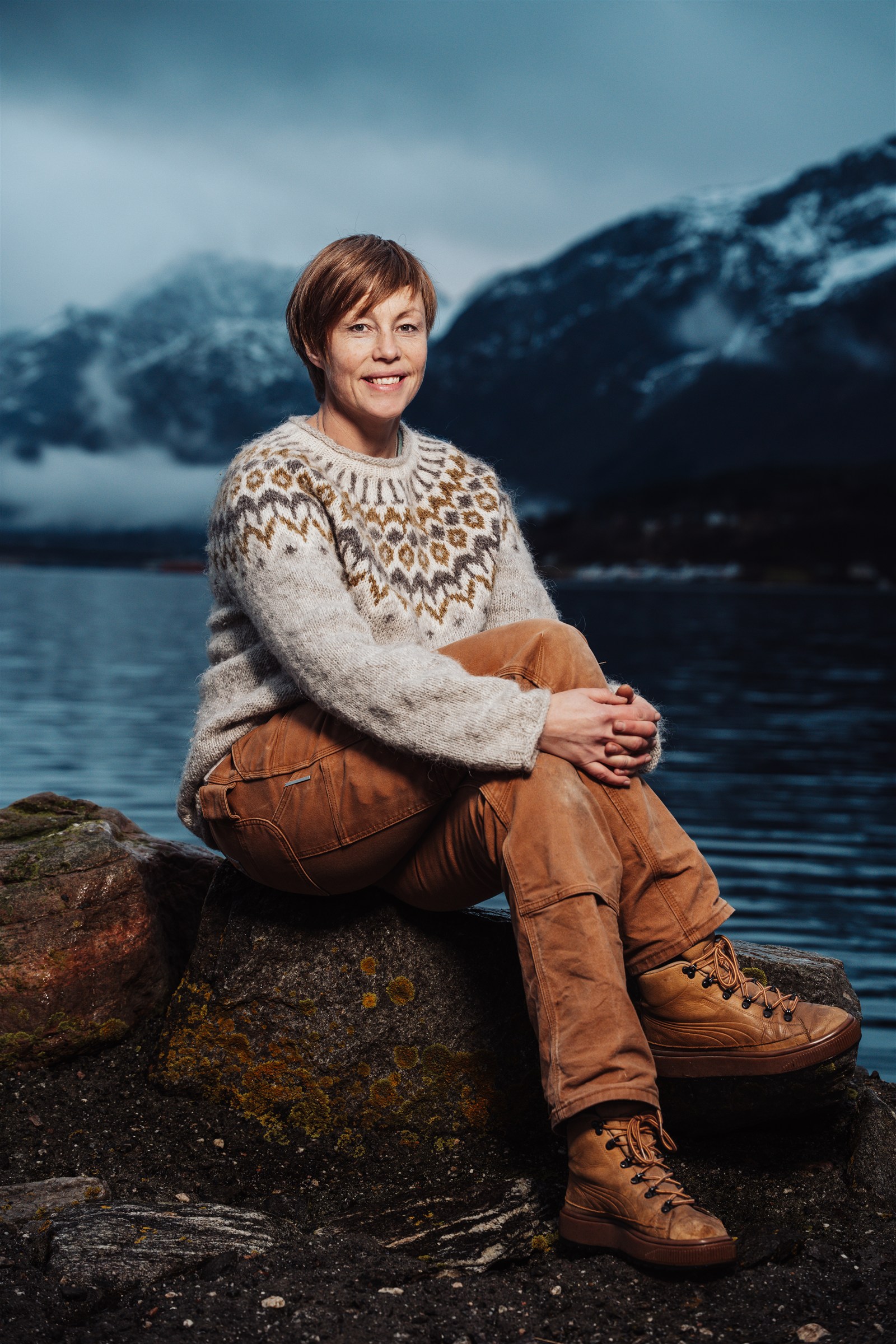 Caroline Harstad ved fjorden på Sunnmøre